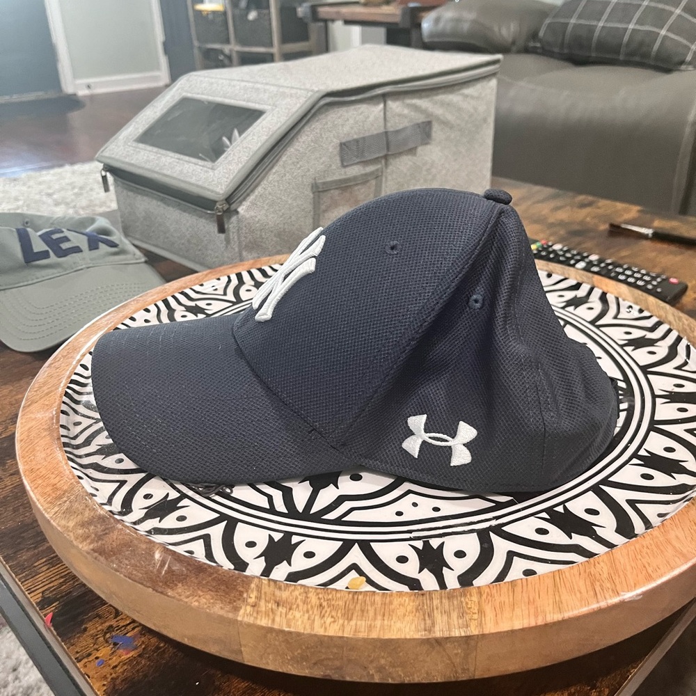 NY Yankees UA Navy Blue Baseball Cap with White Logo - Picture 2 of 3